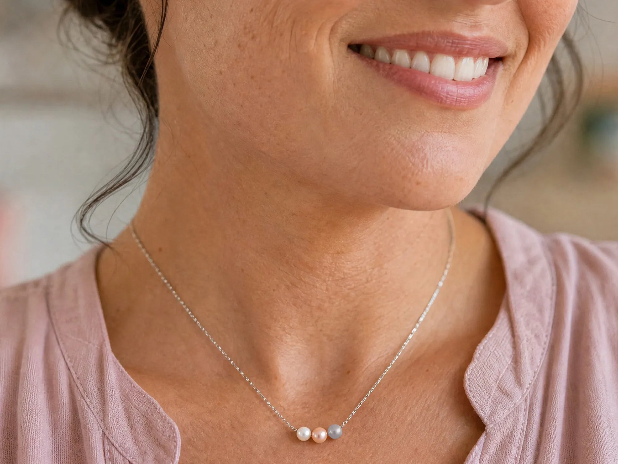 mom wearing a pearl birthday necklace gift
